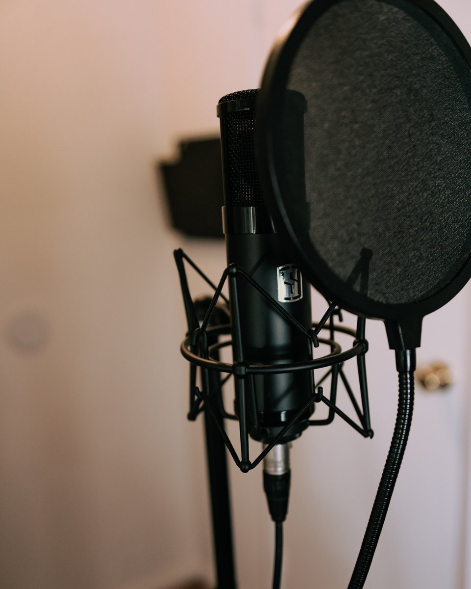137Productions's tweet photo. Tracking vocals with this @slatedigital #ML1 mic is a dream. With it, you can model a variety of classic mics with the click of a button in your DAW until you find the perfect sound. [photo credz: @jamiekaufmanphoto]
•
What is your favorite mic to track vocals with? Comment bel https://t.co/scHSdPZ3Xh