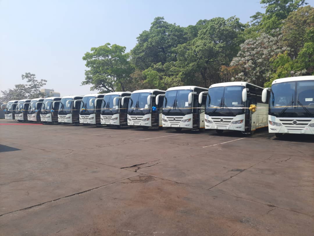 Alex_samanyanga's tweet photo. They made a lot of noise last week thinking President will panick and bring back Kombis.
Havana kuziva kuti Chibaba chine Plan.
#Pfeee more Buses
#pfeee Chitima
@nickmangwana @KMutisi https://t.co/g5SlNfKN1O