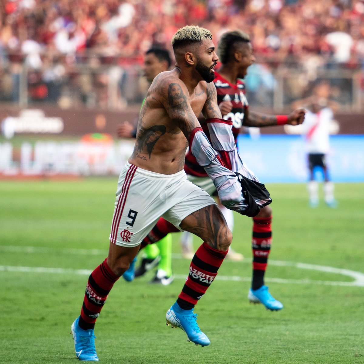 delmirojunior's tweet photo. #TBT Sei lá, a legenda eu deixo com vocês 👇
📷 @delmirojunior
#libertadores #flamengo #flamengoxriverplate #riverplate #lima #nikon #sandisk #libertadores2019 #adidasbrasil #maiordomundo #CRF #flaxriver #gabigol #gabrielbarbosa #lafinalenlima #gloriaeterna https://t.co/RwGmPUlq0k