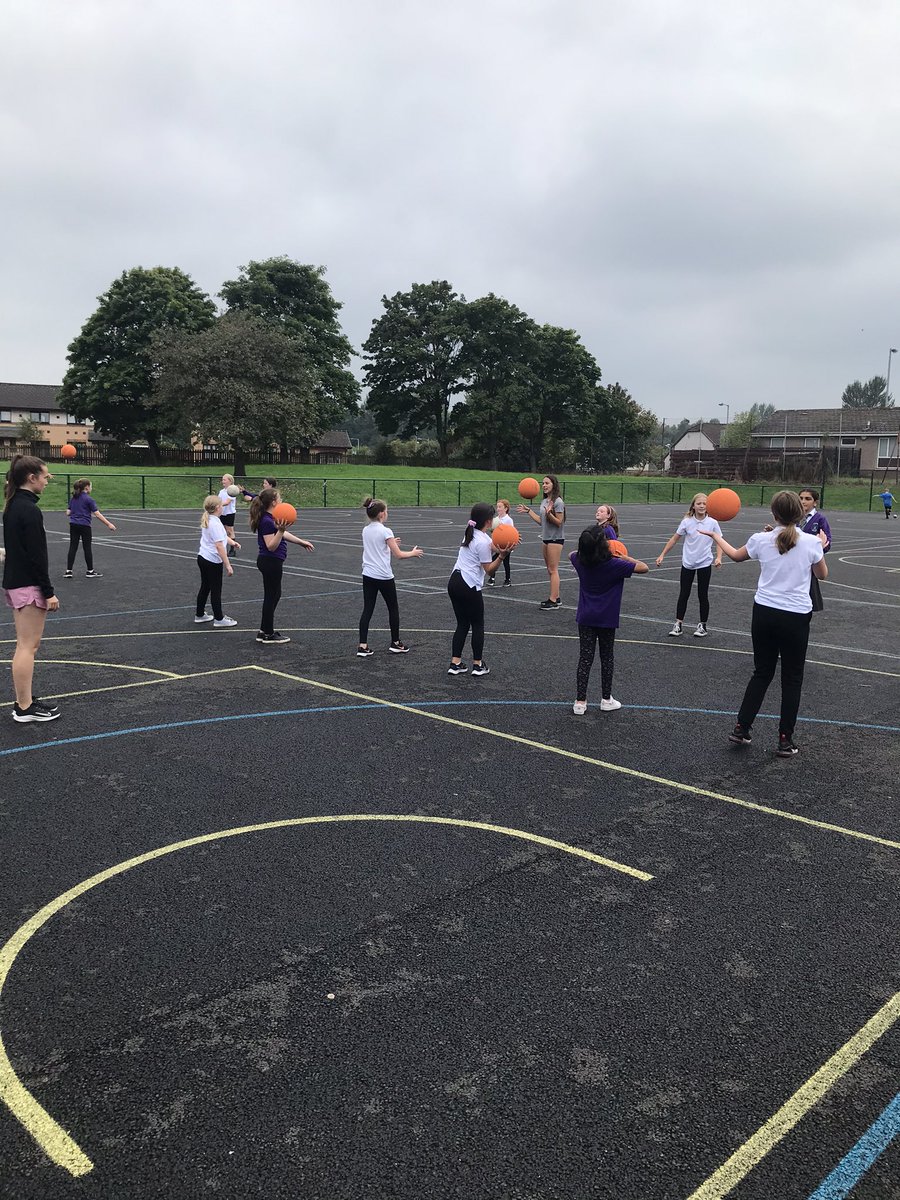 Netball after school kicked off today <a href="/Darnley_Primary/">Darnley Primary and Visual Impairment Unit</a> with a great turn out and plenty of happy faces 😁🌟 massive thanks to the brilliant coaches <a href="/HillparkPe/">HillparkPE</a> young ambassadors Erin and Fiona for leading the session 🏐👏🏻 <a href="/PEPASSGlasgow/">PEPASS Glasgow</a> <a href="/PEPASS_Leaders/">PEPASS Leadership</a>