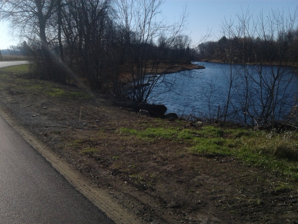 CycleFunMtl's tweet photo. Fairview road along Chateauguay river between Huntingdon and Dewittville has a very nice road surface.
#Ormstown https://t.co/E50vBeEikd