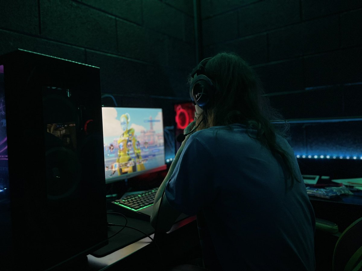 LMC_Esports's tweet photo. Our Overwatch team is gearing up for tonight’s competition. Good luck!💛💚 https://t.co/40fMsRhIfZ