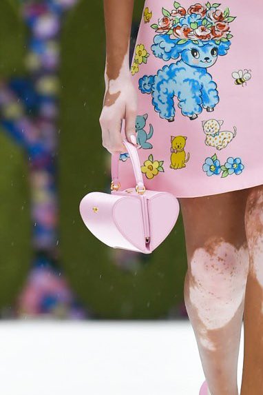 wrkhs's tweet photo. no thoughts just the moschino heart bag https://t.co/flau5zy5nS