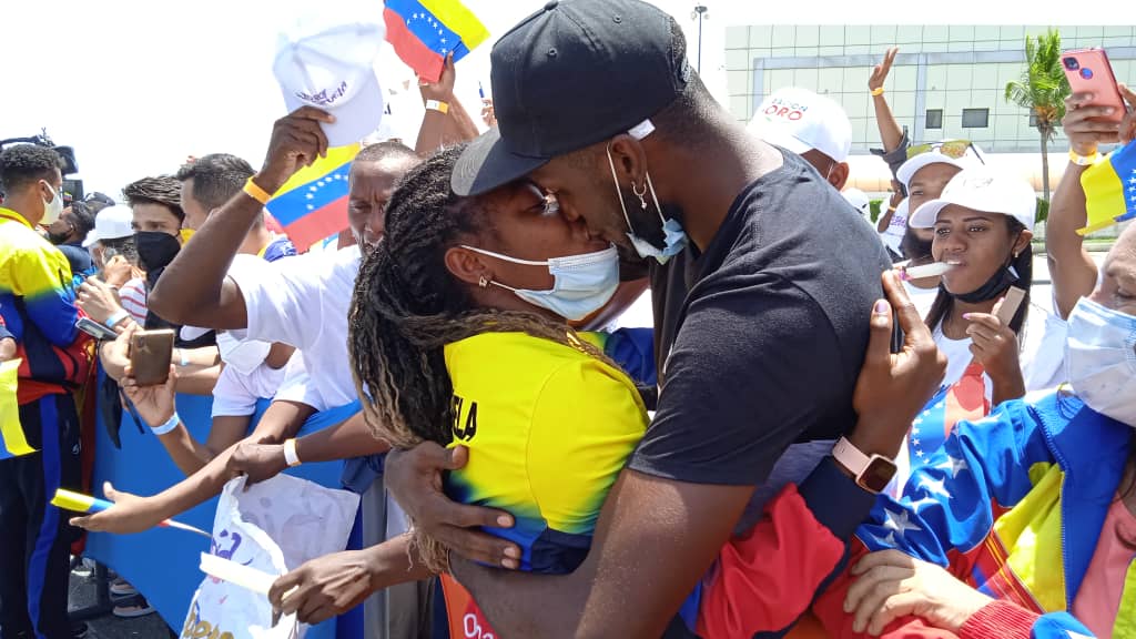 Ya que los gringos romantizan con la llegada de sus tropas que vienen de matar gente inocente, yo voy a romantizar con los que regresan después de hacer algo grande