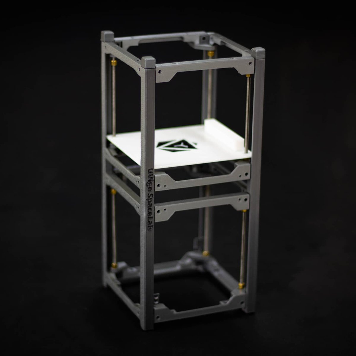 El primer paso fue plasmar la estructura en impresión 3D, el próximo será fabricarla en aluminio T 7075-T6 gracias a nuestro patrocinador Mecadis. De esta forma podremos testear su validez e ir consolidando las bases de lo que será nuestro modelo de ingeniería.