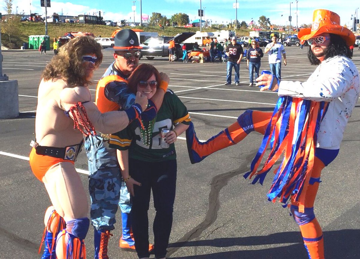Following the @packers wherever they go, never turning back, even in the face of danger! Man, those @Broncos fans are intense. 🤣 @Verizon  #Verizon5GSuperfan #Contest