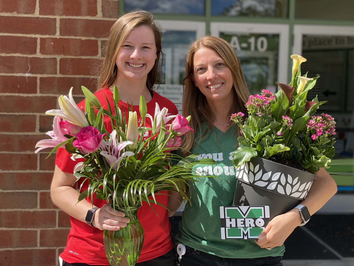 MasonSchools's tweet photo. Today we celebrate a #KindnessStartsWithMe #CometCulture hero, Jessica Mullen. Last month, Jessica saw a terrible car accident &amp; immediately stopped to help. Read mom Casey Moran’s account re: Jessica’s RESPONSE to the EVENT created best possible OUTCOME for 2021 MHS grad Amelia. https://t.co/PWUQJPV4A4