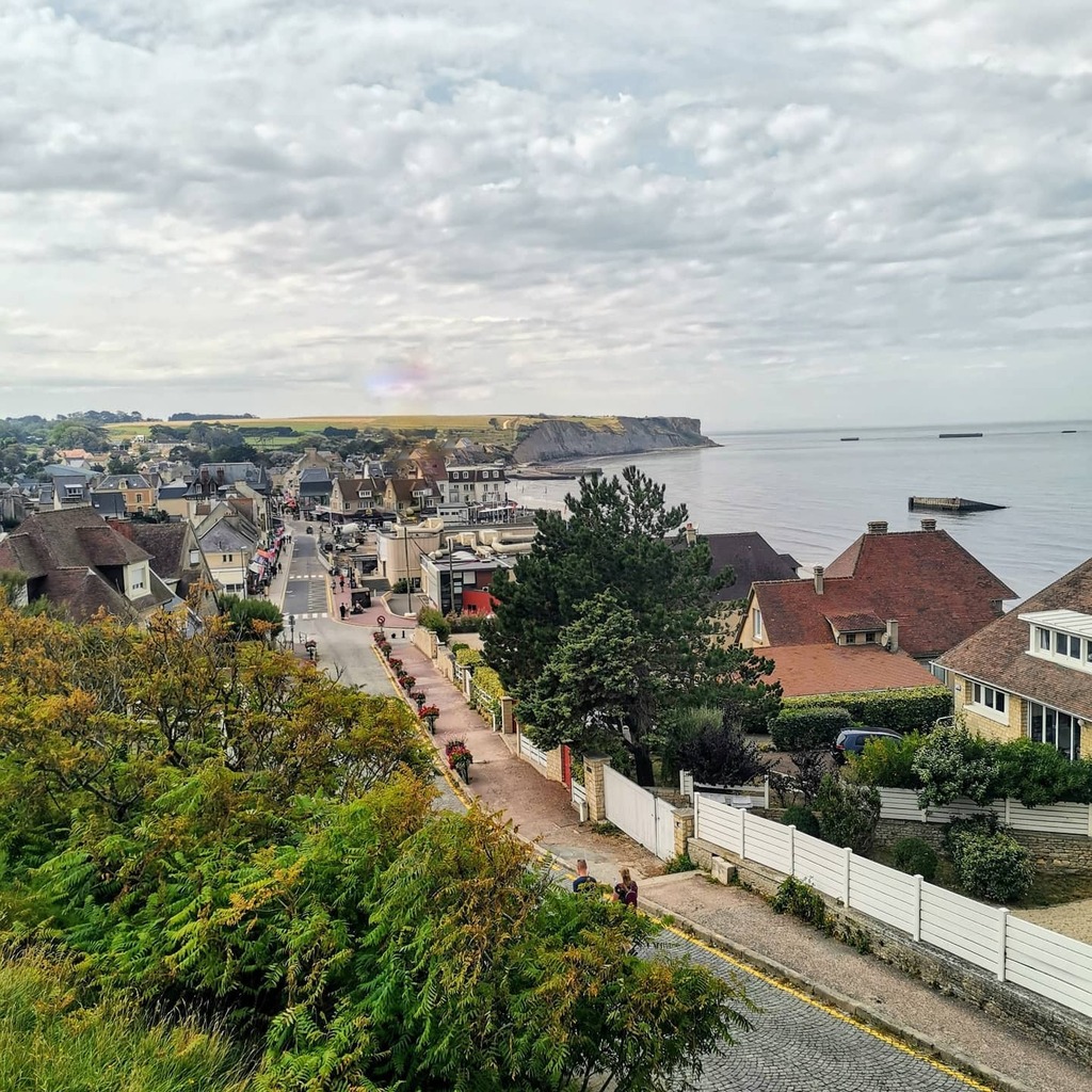 keytomytrip's tweet photo. Arromanches est une ville chargée d'émotions. L'empreinte du Débarquement y est si forte ! Du haut des falaises d'Arromanches, on aperçoit des masses sombres surgir de la mer : les vestiges du port artificiel construit par les Alliés en 1944. ⁣
~~~⁣⁣… https://t.co/78FPFL1GFv https://t.co/1EOp2w3EW2