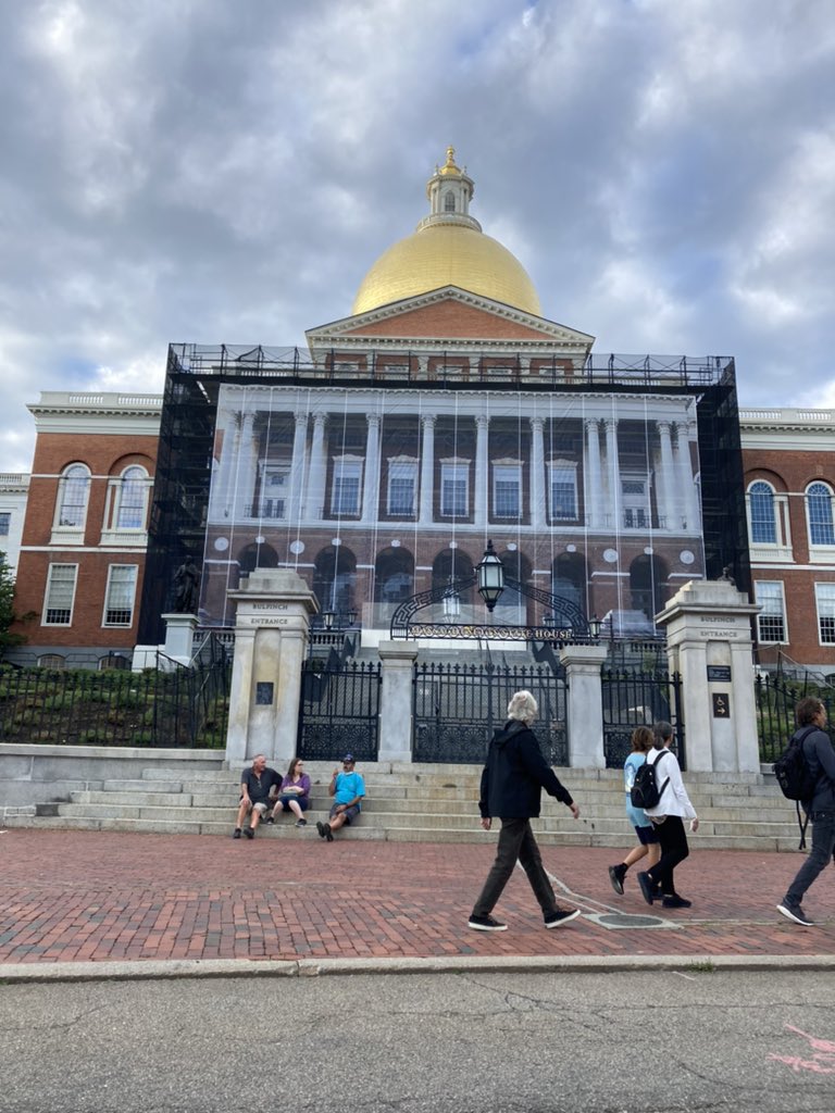 BigInkVisual's tweet image. While visiting Boston, made a stop to admire this printed #fencemesh attached to the scaffolding, which effectively camouflages the #construction. Brilliant! #massachusettsstatehouse