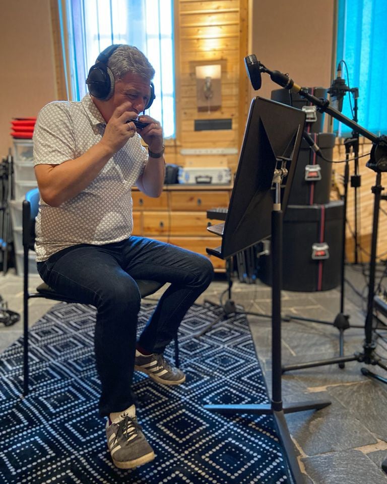 KennyMacKenzie's tweet photo. First day of recording my new album at the excellent #slateroomstudio #pencaitland #Scotland thanks to engineer and producer #GaryBoyle and the talented musician and musical director/arranger @WMarshallmusic #scottishmusic 🎧🎶🎤 https://t.co/mGb9IYUkOs