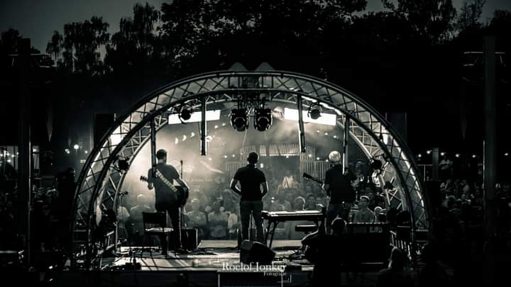 roelofjonker's tweet photo. En ook @racoonband was fantastisch vanavond!! Super evenement voor natuurlijk een nog beter doel!!

@NPORadio2 Racoon live tijdens 100 uur voor KWF Westerbergen Recreatiepark Westerbergen, Te Echten

#racoon #100uurvoorkwf #nporadio2 #fotografie #muziek #canon #loveit https://t.co/s5pRyyxG9F