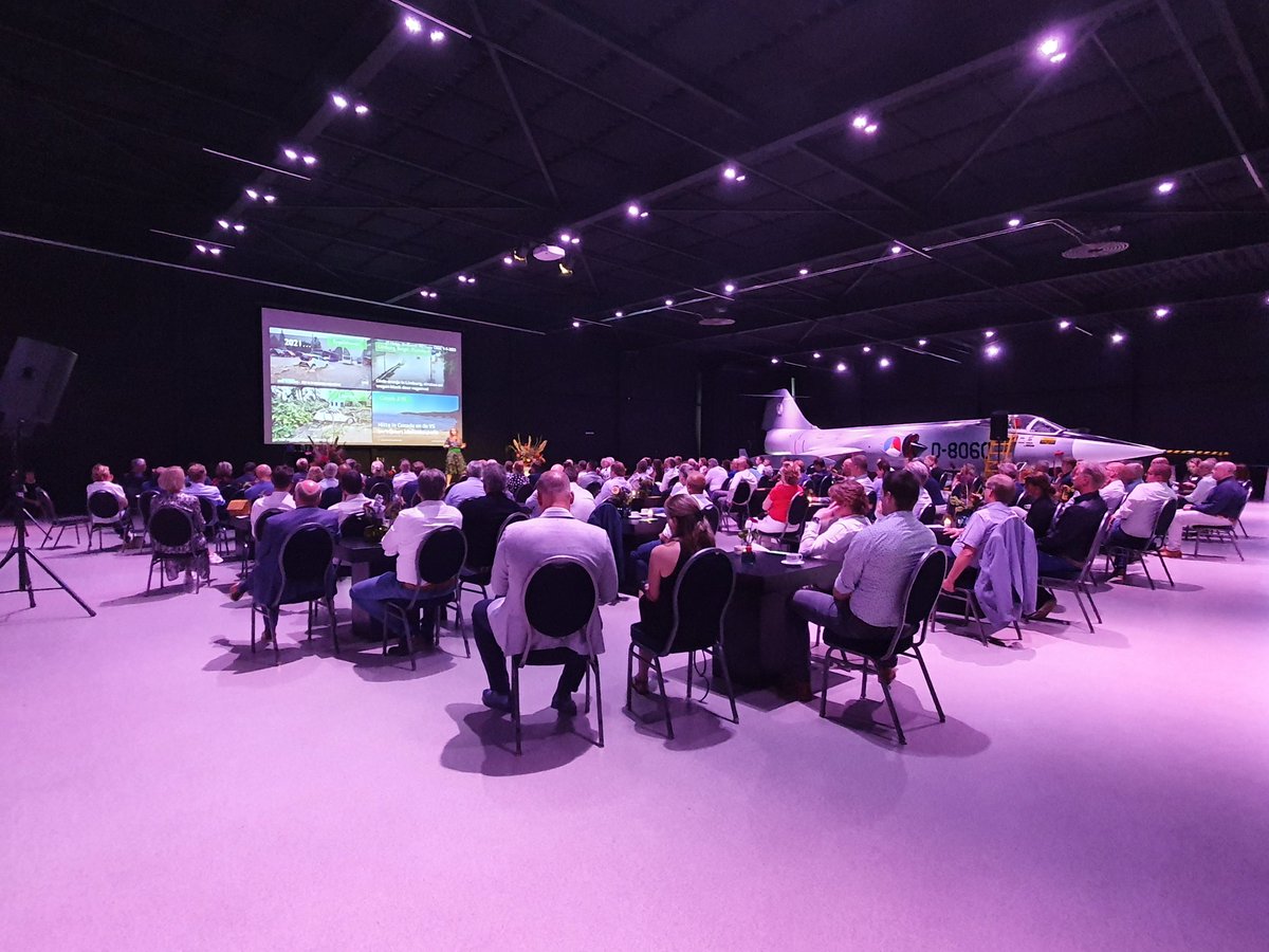 Een succesvolle #Regiodag @bouwendnloost bij #Skydeck vliegveld Teuge.

#Innovatie in de #bouw en #infra,  #duurzaamheid en #klimaatverandering

<a href="/helgavanleur/">Helga van Leur ☀</a> nam ons mee in de uitdagingen die de klimaatverandering ons brengt en <a href="/MaximeVerhagen/">Maxime Verhagen</a> gaf een boeiend interview.