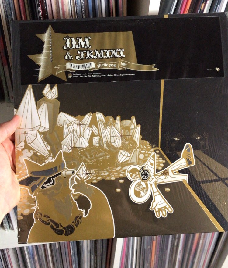 myvinylweighs's tweet photo. Released on this day in 2003: #GhettoPopLife by Danger Mouse & Jemini. Long time no hear and damn, what a brilliant LP! Also love the great layout. 👌 s/o @DangerMouseJuke #JeminiTheGiftedOne @lexrecords
___
#dangermouseandjemini #lexrecords #dangermouse #jemini #vinyl https://t.co/cPkxA9zUAf