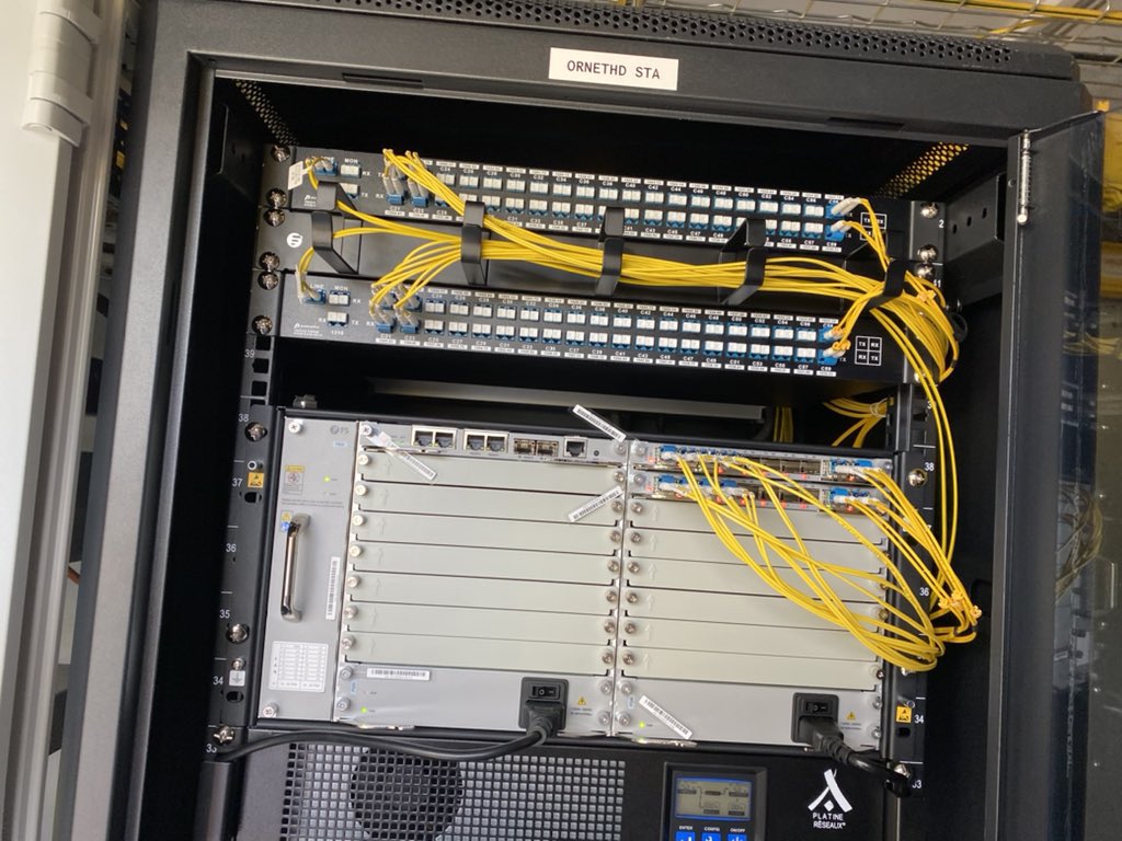 Aujourd’hui avec les copains de chez OrneTHD <a href="/cedric_thd/">Cedric S.</a> <a href="/GregouMad/">Gregou Maddou</a>. Mise en prod d’une PFON entre Paris et Strasbourg. Du 100G, du nx10G ! On joue bien. (On sait tout n’est pas encore finalisé en câblage)