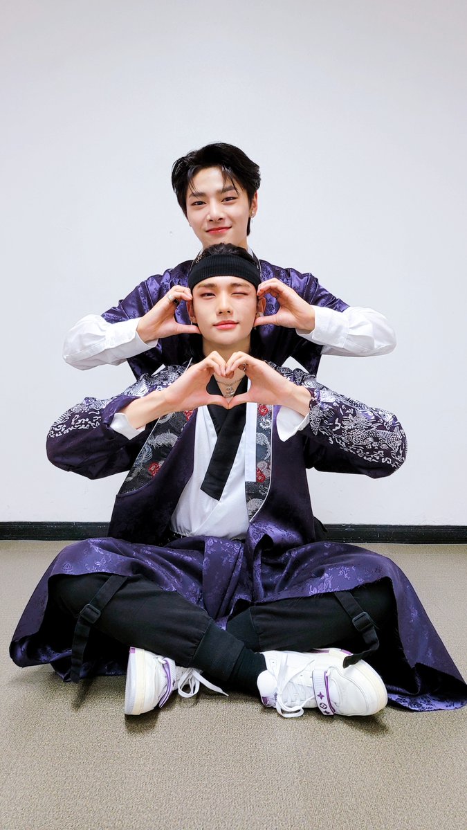wendyluu51's tweet photo. #HyunJin y #Jeongin son mis bias y los de ustedes cuales son?
Aunque claramente los 8 me hacen dudar, es que están bien lindos 

#skzdiamond #skzdiscography #skzdivine 
#skzdiamond #straykidsdistrict9 https://t.co/pf0DfSqo79
