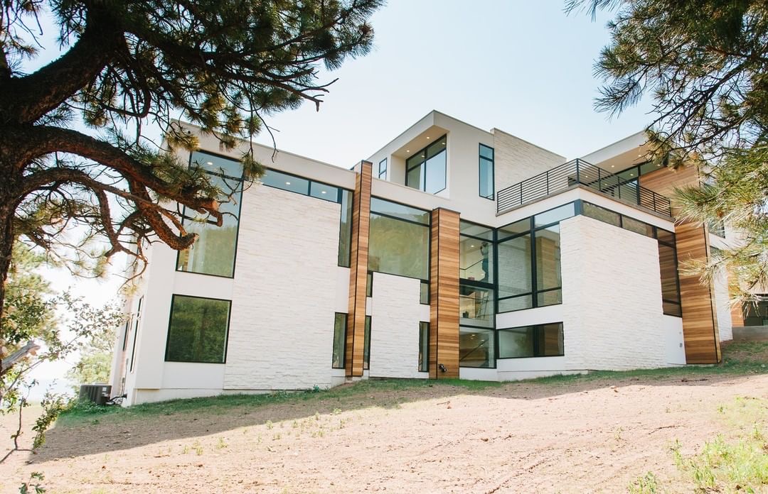Pella_News's tweet photo. We couldn't pick just one! This modern Colorado home is breathtaking from every angle. Kudos Palmer Ridge Construction.  #PellaInspired https://t.co/IGLgvequvf