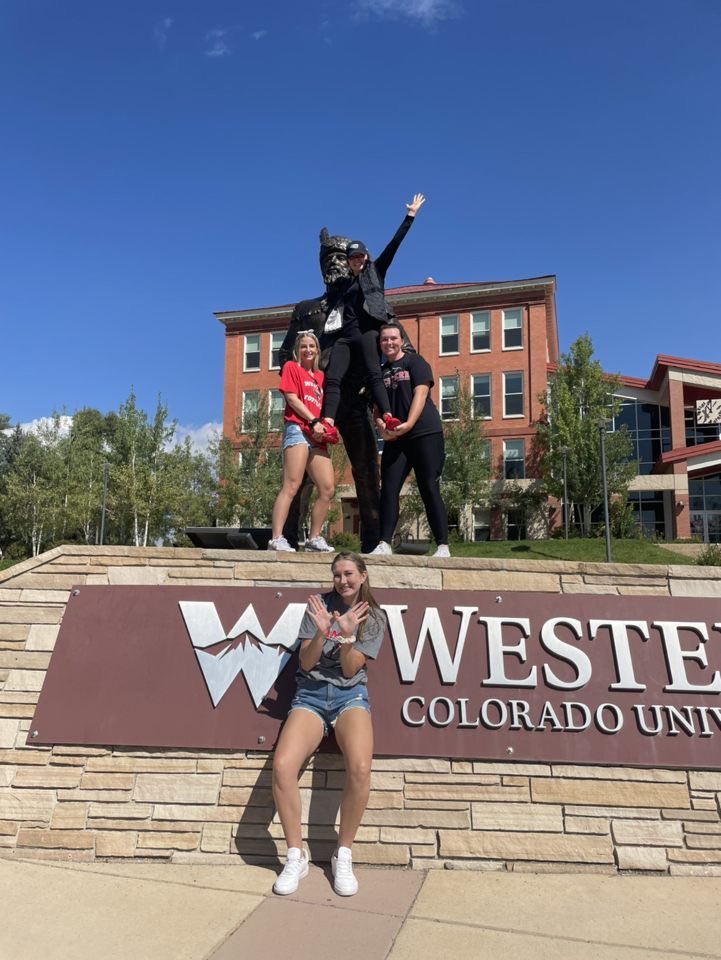 westerncowbb's tweet image. All smiles with this group.