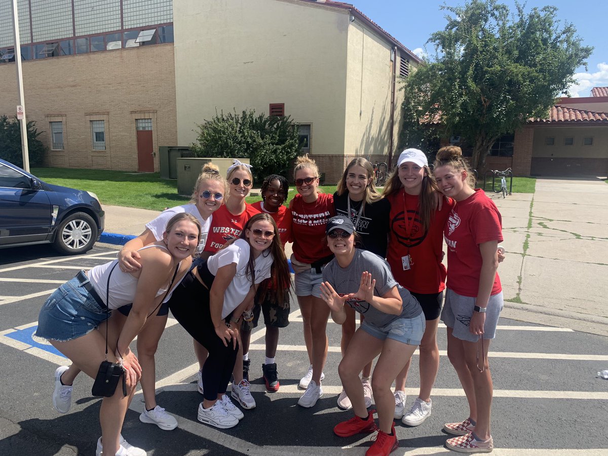 westerncowbb's tweet image. All smiles with this group.