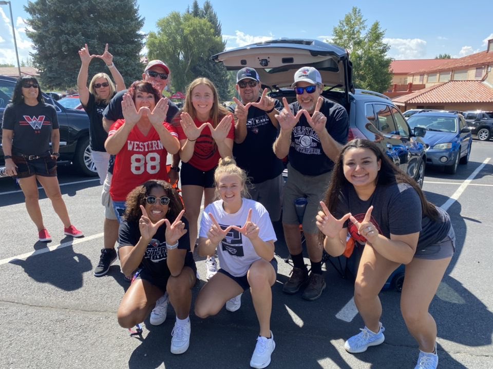 westerncowbb's tweet image. All smiles with this group.