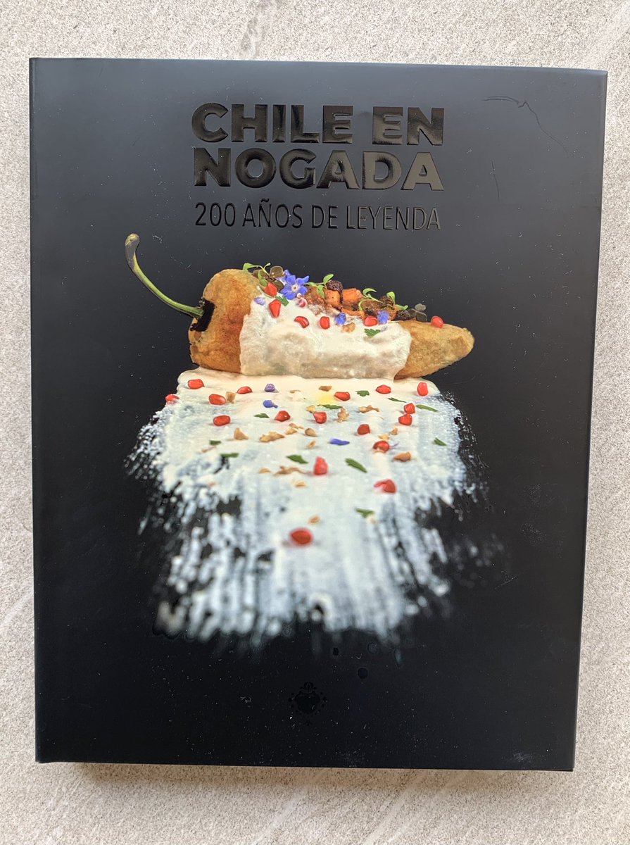 Ayer se estrenó esta chulada de libro Chile en Nogada: 200 años de leyenda gracias a las colaboraciones de distintos personajes reconocidos de la industria. Nosotros junto con @eddywarman tuvimos el honor de participar con una guía de los mejores chiles en nogada de la #cdmx