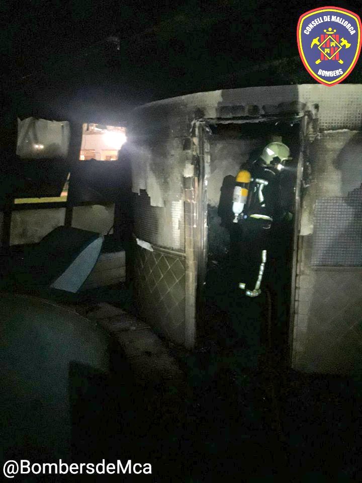 Hem acabat d'intervenir a un incendi del spa d'un hotel de platges de Muro.
Sense ferits, 700 persones evacuades, queda precintada una terrassa i spa.
Han fet feina els parcs d'Alcúdia, Inca i Prefectura.