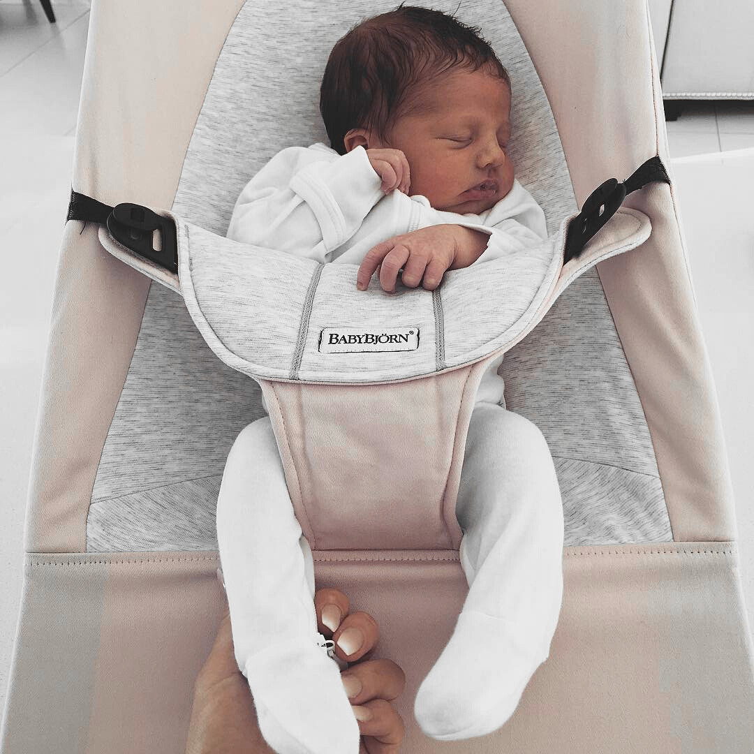 𝑴𝒊 𝒑𝒆𝒒𝒖𝒆𝒏̃𝒐 𝑪𝒉𝒂𝒏𝒅𝒍𝒆𝒓.
Es un bebé muy tranquilo, deja que mami se encargue de su hermanita y de los quehaceres. Pero cuando despierta le gusta sentirse muy cerquita de mamá y papá. ♥️