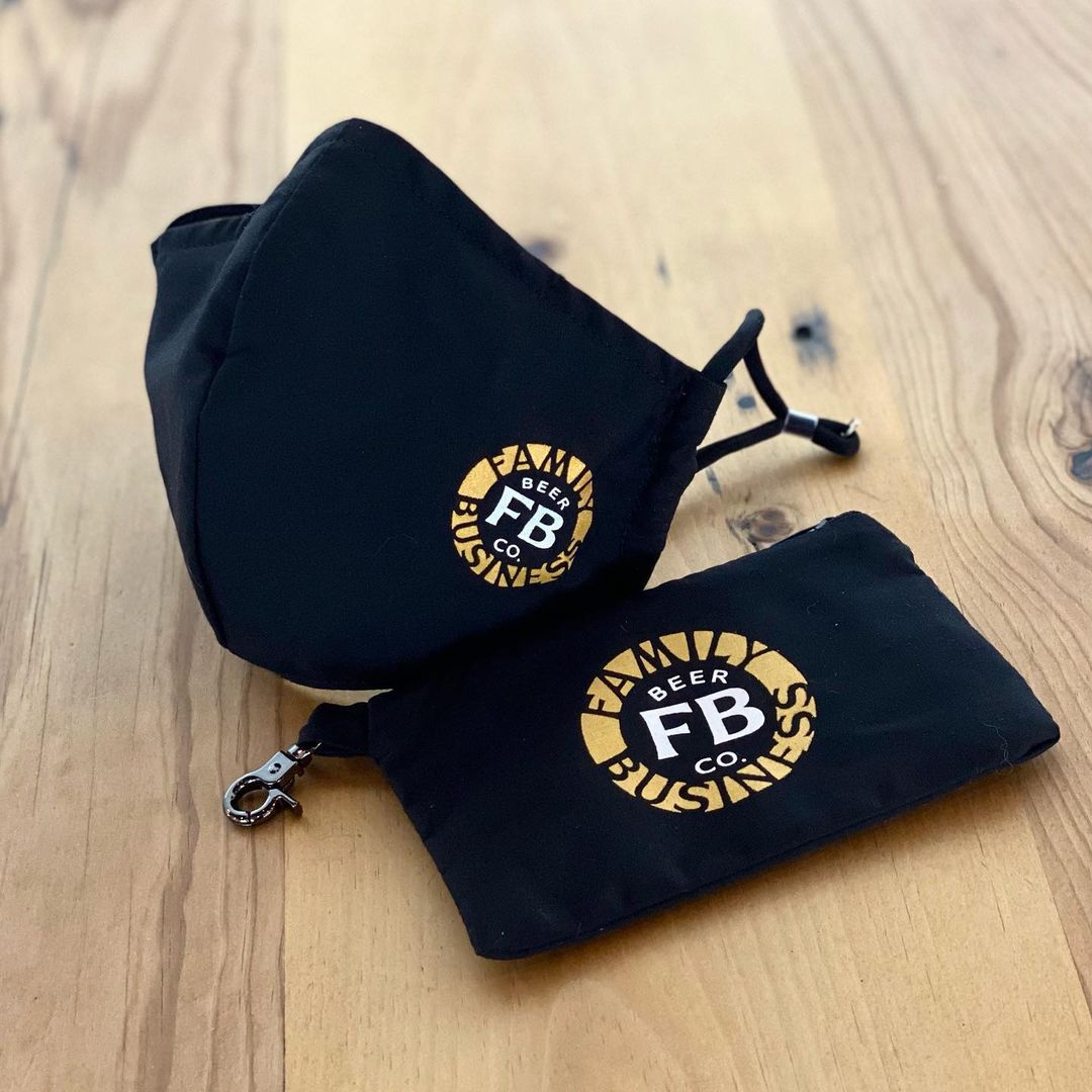 DaniCoutinho12's tweet photo. Nova publicação da @familybusinessbeerco cervejaria do Jensen Ackles e família.
FBBC: "Aqui está #throwbackth para o ensaio nossas curiosidades lendárias começam hoje à noite às 18h. Espero vê-lo em breve!" 🍺🍻 https://t.co/oCZ4J2nTEh