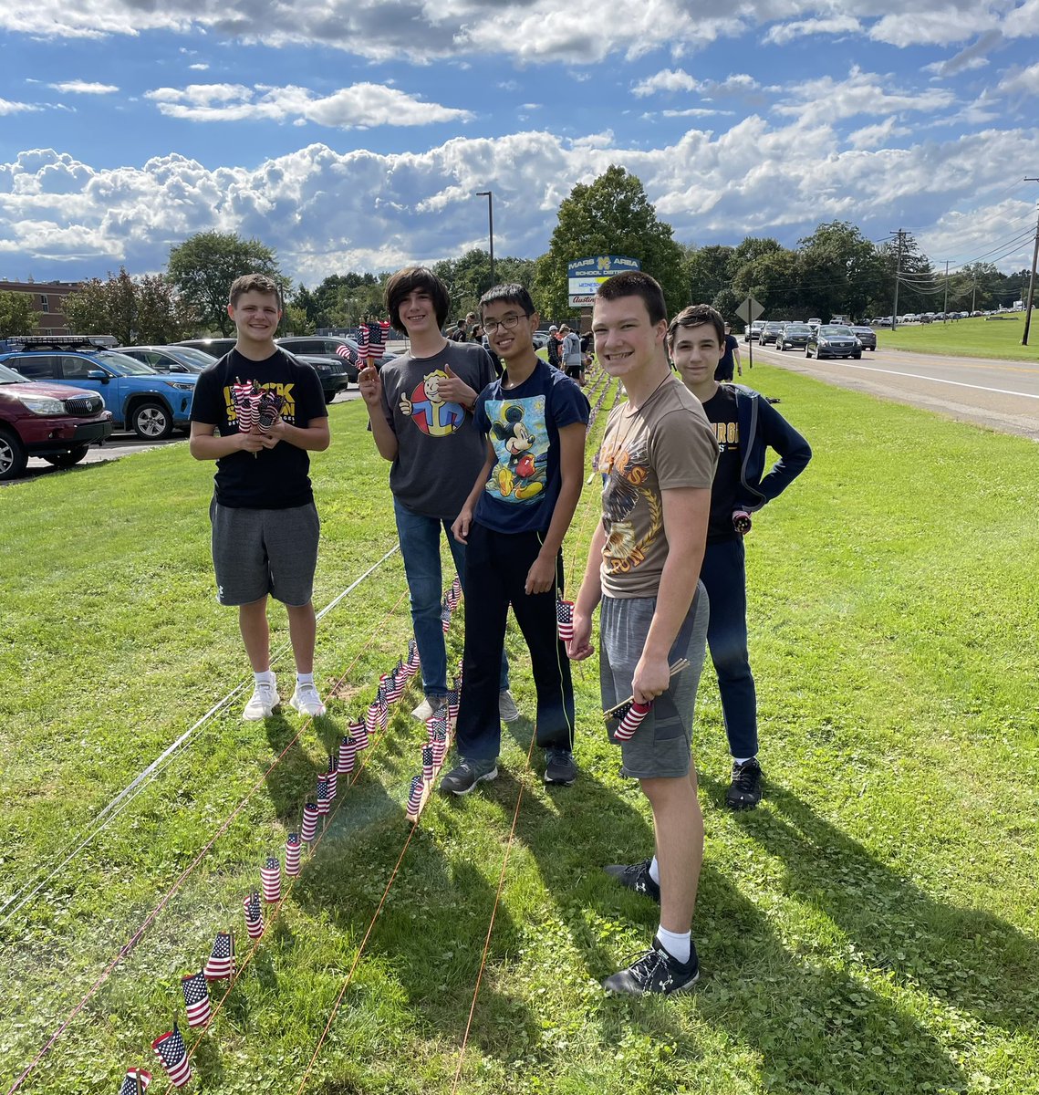 MarsAreaSD's tweet photo. 🇺🇸🇺🇸 Thank you! Members of the Pine-Richland/Mars Area U.S. Air Force JROTC are hard at work planting 2,977 American flags, as part of an annual “9/11: Never Forget Project” flag memorial, in front of the high school. #NeverForget https://t.co/8K6NCpfYsr