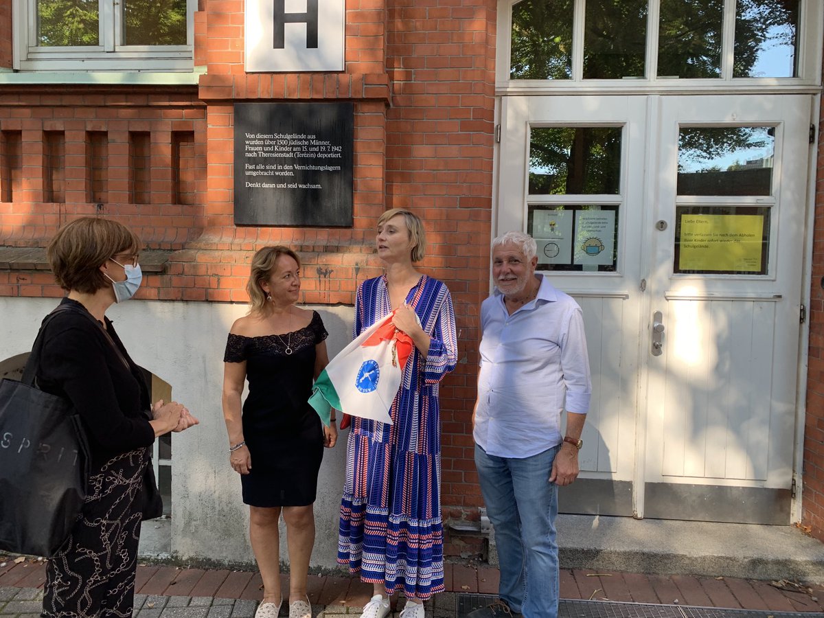 Nach dem Besuch der Ganztagsgrundschule Sternschanze verabschiedeten sich Orlando Materassi und Silvia Pascale (#ANEI) von der Schulleiterin, Svenja Hohnke. Von Oktober 1943 bis Mai 1945 war hier ein Zwangsarbeitslager für italienische Militärinternierte #IMI