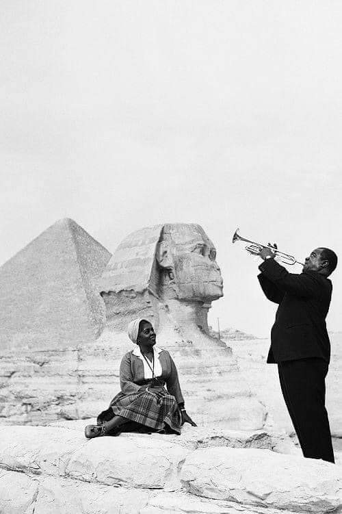Louis Armstrong playing the trumpet for his wife, in front of the sphinx, in front of the pyramids of Egypt, in 1961. #archaeohistories