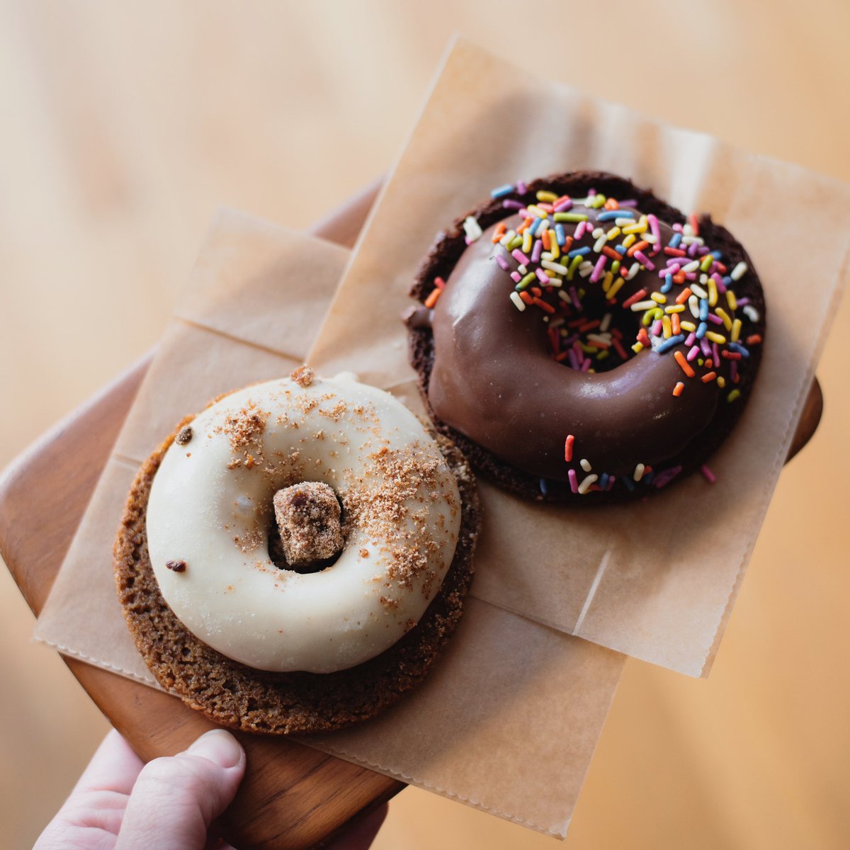 Bean_Barley's tweet photo. More doughnuts have arrived!
⠀
Featured Flavors:
✦ Chocolate Sprinkle
✦ Espresso Coffee Cake https://t.co/VcnrcxJYqK