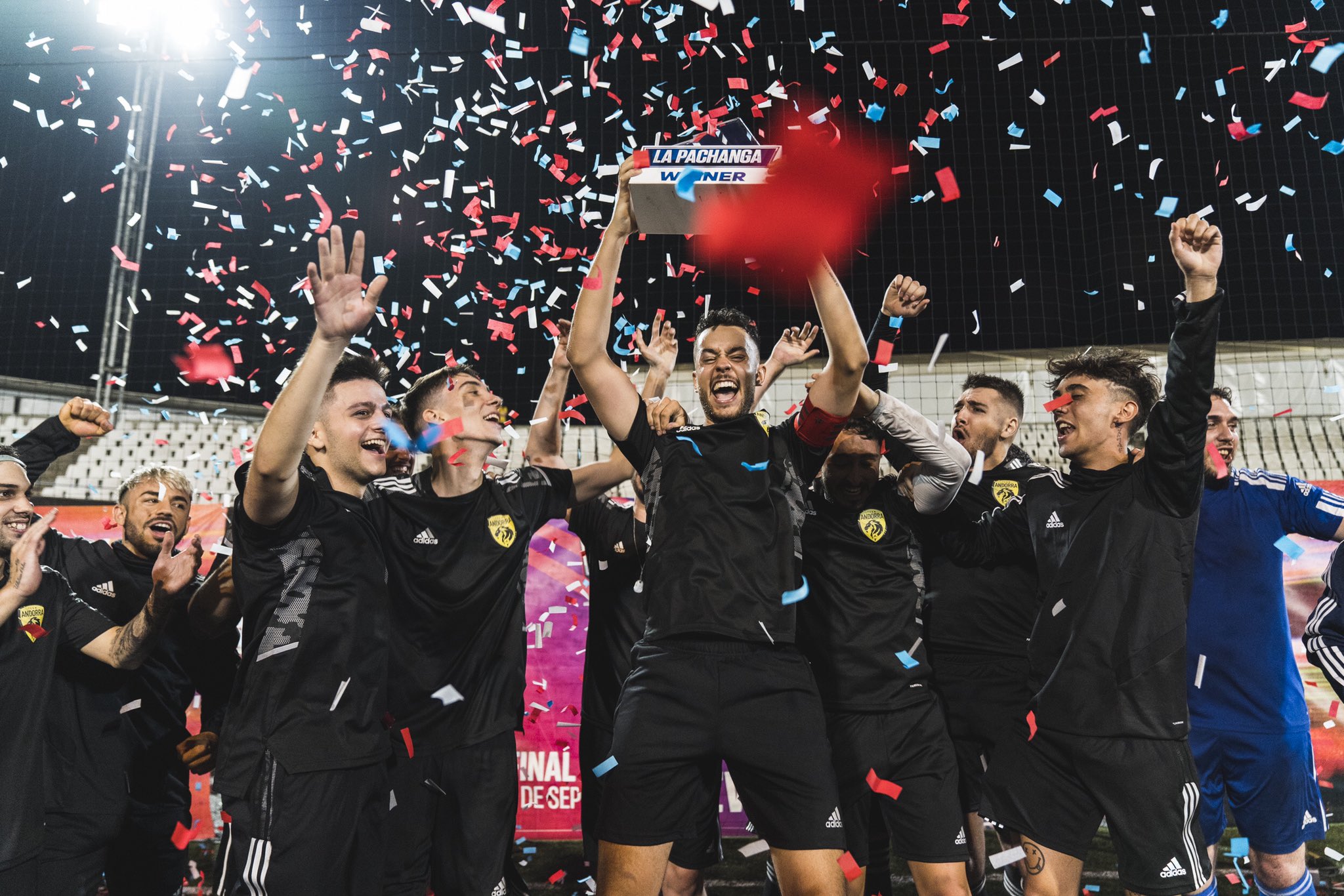 traducir para ver Premisa adidas_ES on Twitter: "Team Andorra y su capitán @TheGrefg se llevan el  trofeo #XSpeedflow en el partido más rápido del directo  https://t.co/jdNUXNWomh" / Twitter