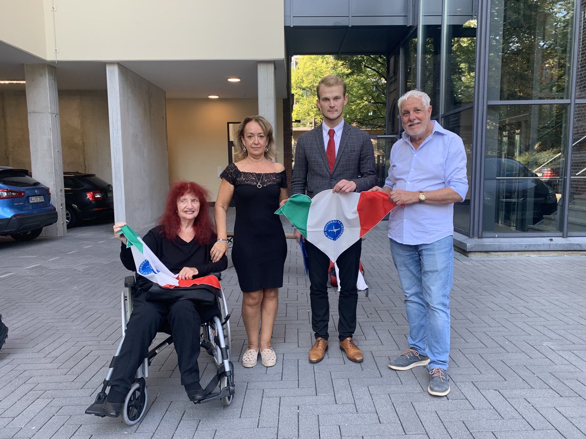 Auf einer kleinen Kundgebung im #Karolinenviertel erinnerte Peggy Parnass an ihre Tante Flora Neumann, nach der hier seit 2010 eine Straße heißt. Orlando Materassi und Silvia Pascale (#ANEI) freuten sich über diese Begegnung mit einer Überlebenden des Holocaust.