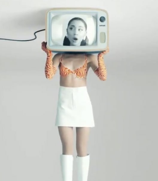 jasmineemj's tweet photo. ok ariana have a obsession with tv #arianagrande #remb https://t.co/FkqBeOLo9H