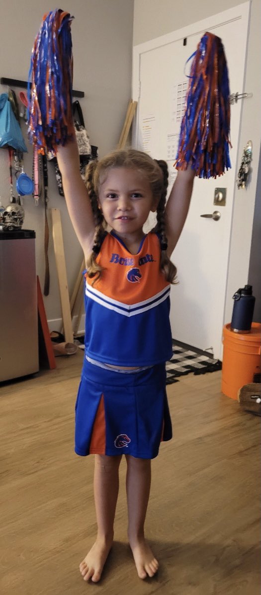 ms_dfitz's tweet photo. Somebody got a new Boise State outfit. She loves her cousin. #QB #Fitz9 #BoiseStateFB https://t.co/V4UE0JcCa6