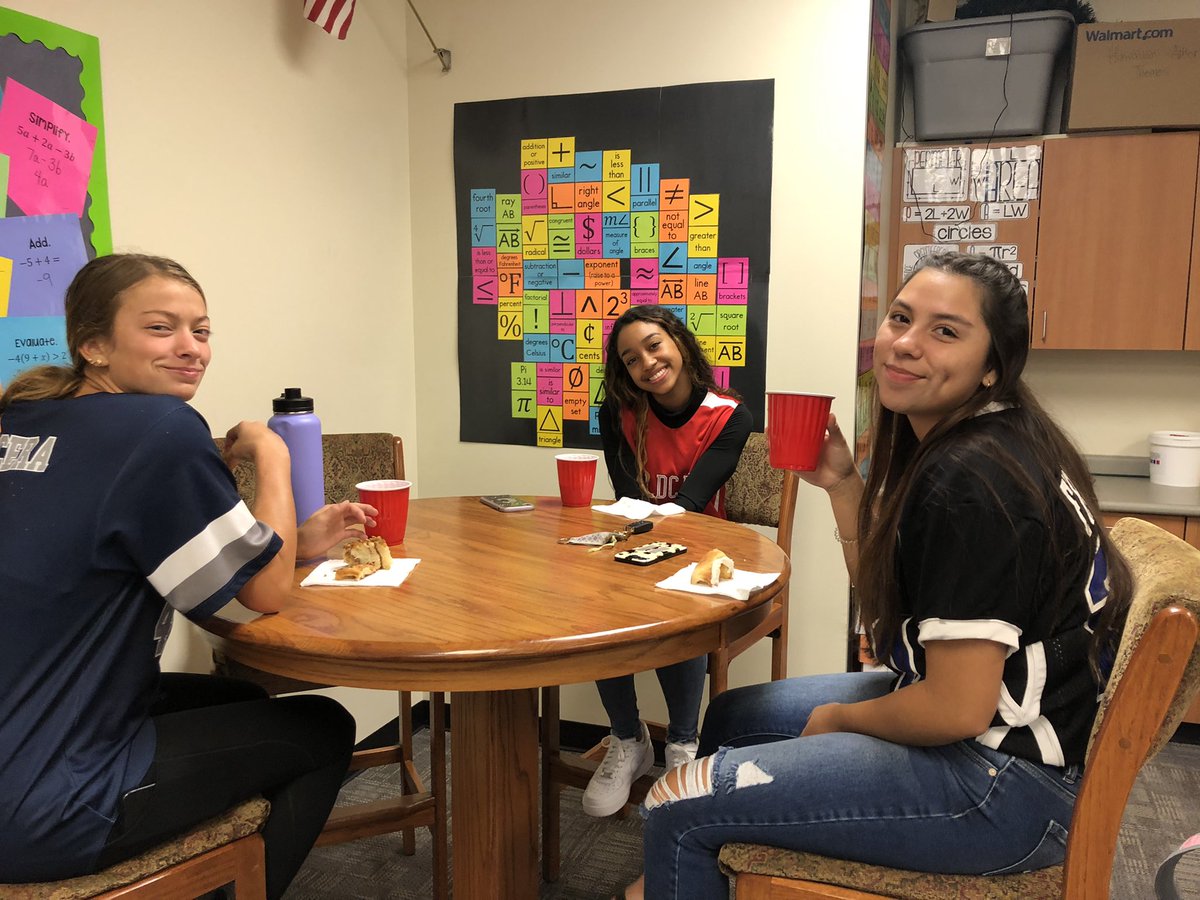 spanish_jones's tweet photo. All smiles at the fall female athletes’ breakfast this morning! Love new traditions @AStrk5 #Homecoming #gpsbuffs #spanishjones #tradition @GPSBuffs https://t.co/B2QrpNNqQ9