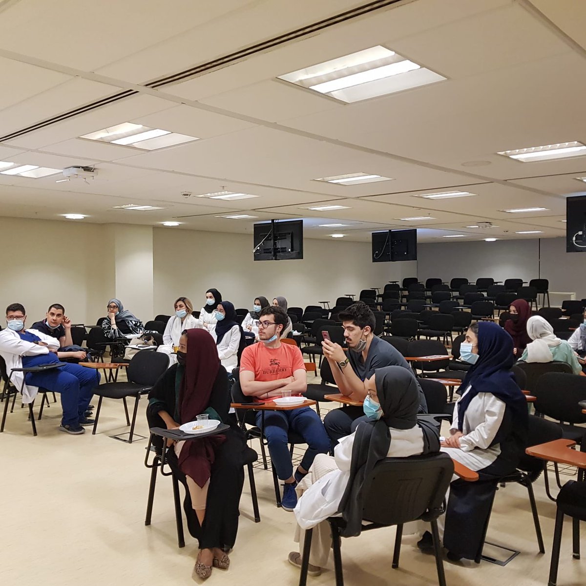 ورشة كيف تُعلّم مع فسيلة للمتطوعين الجدد 👩🏻‍💼👨🏻‍💼💚  
والتي قدمتها د. داعية حديد 🙏🏻