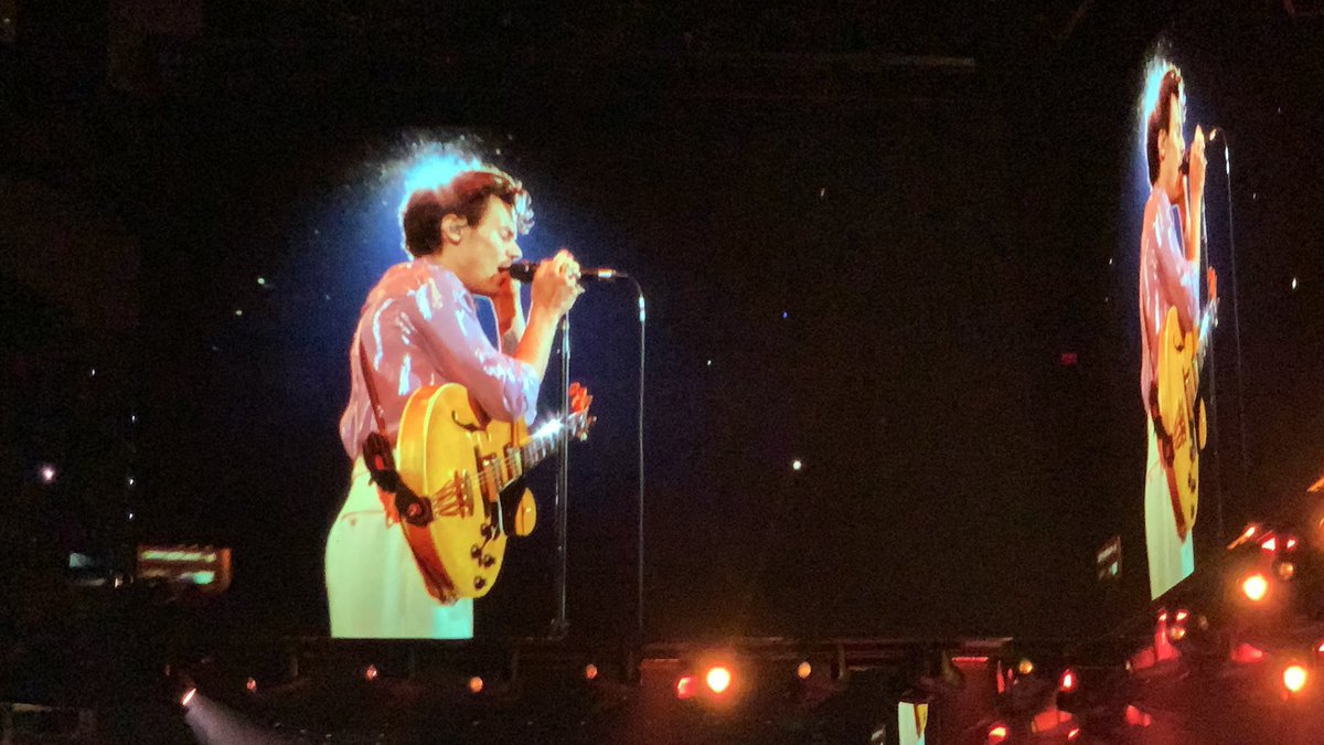 teamhsnews's tweet photo. ¡Fotos de Harry desde las pantallas!
9.9.21 #LoveOnTourSanAntonio 

©️kiwibriwi https://t.co/LpzbVMzAmK