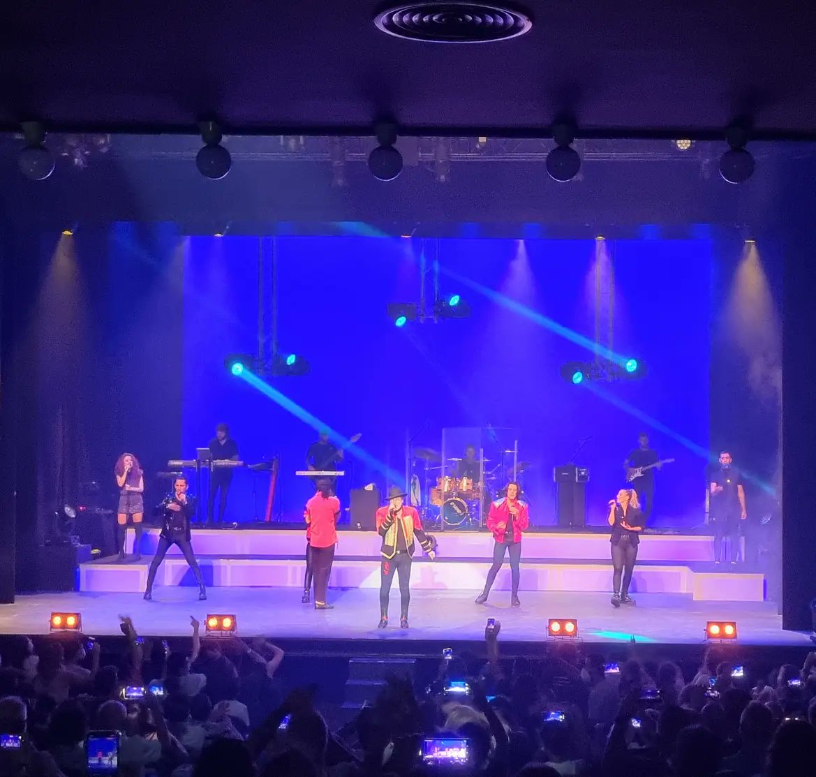 jaumealujas's tweet photo. Un espectacle que m'ha transportat al passat!! #Iwantuback de  #MichaelJackson al @teatrepoliorama 
ESPECTACULAR!! @DaBeat76 @sacMjj https://t.co/j9wWy6ApQc