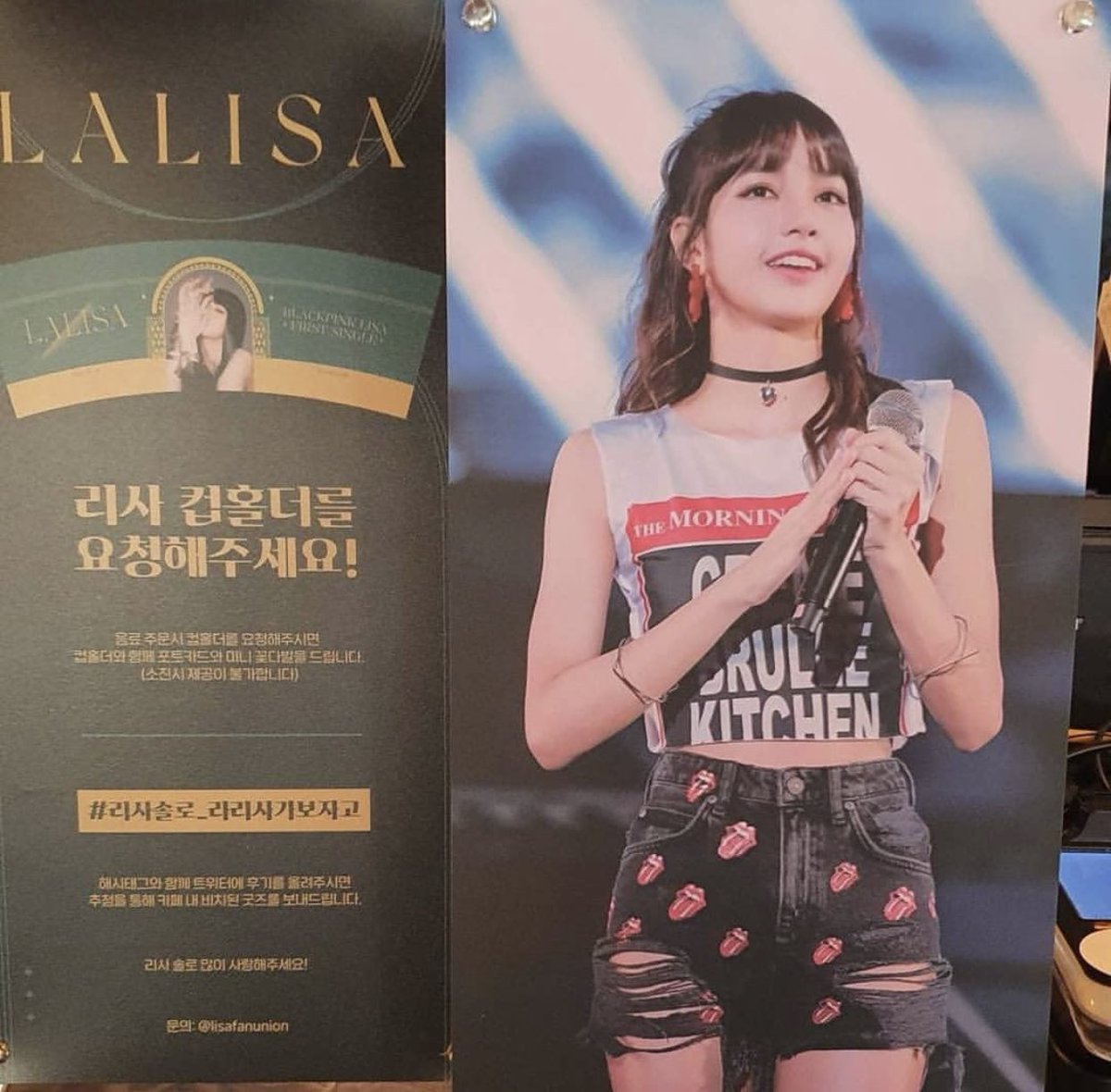 stylekpop8's tweet photo. A estreia solo da #LISA celebrada em um café na #Korea 
#LALISA #LALISADDAY #LALISALOVEME #lilies #blink https://t.co/F5LFA4SQth