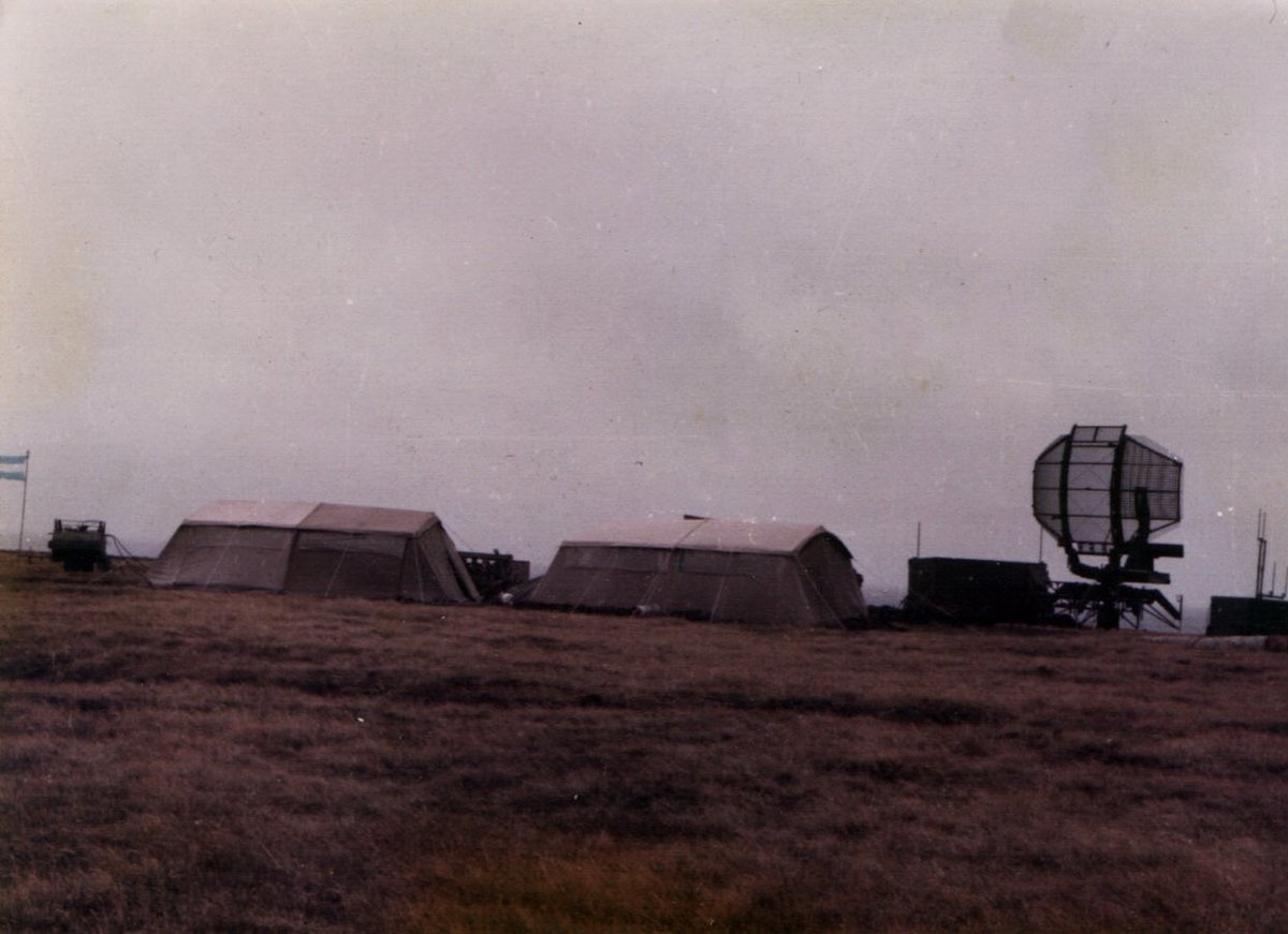 PucaraDefensa's tweet photo. El #radar de la @FuerzaAerea_Arg en #Malvinas
#G2VyCA @ConsejoMalvinas @MalvinasAgencia #soberania #FAA #esga @EAviacionMil #radares #westinghouse #tps43 #VyCA #intercepcion #controlador #CIC #mirageIII #dagger #A4C #ITB #exocet #mm38
https://t.co/a8wpf9q5yQ https://t.co/qeMECfek7f