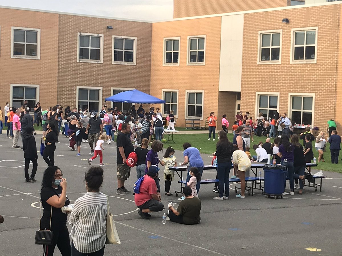 basdjacksilva's tweet photo. .@BASDLincolnCS Open House. Thank you to the teachers, parent volunteers, community partners, and @MrGBASD for making it all about the community and student success. @BethlehemAreaSD https://t.co/XPCV9cXtqj