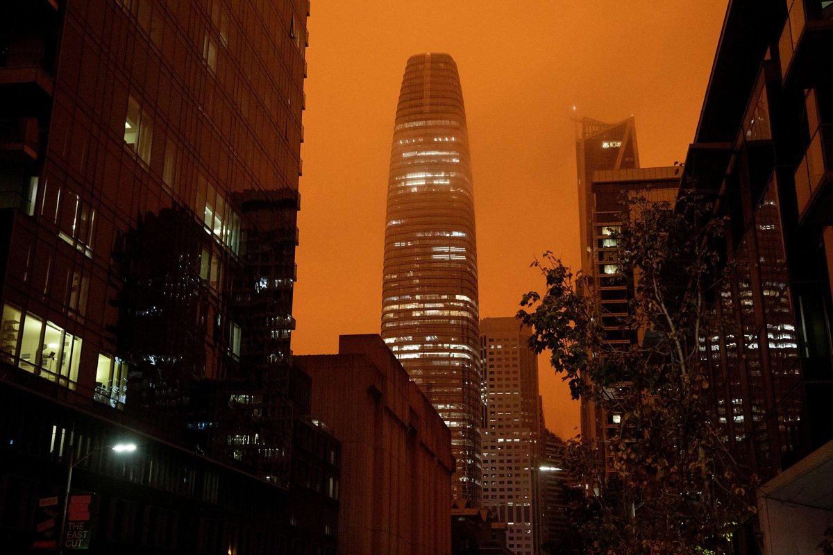 sfchronicle's tweet photo. It's been a year since the Bay Area woke up to orange skies as smoke from wildfires layered with fog and clouds to create an otherworldly charred orange hue to the sky. Absolutely none of it was cool.

https://t.co/VDUs3ZKweR https://t.co/kCeImnVJCn