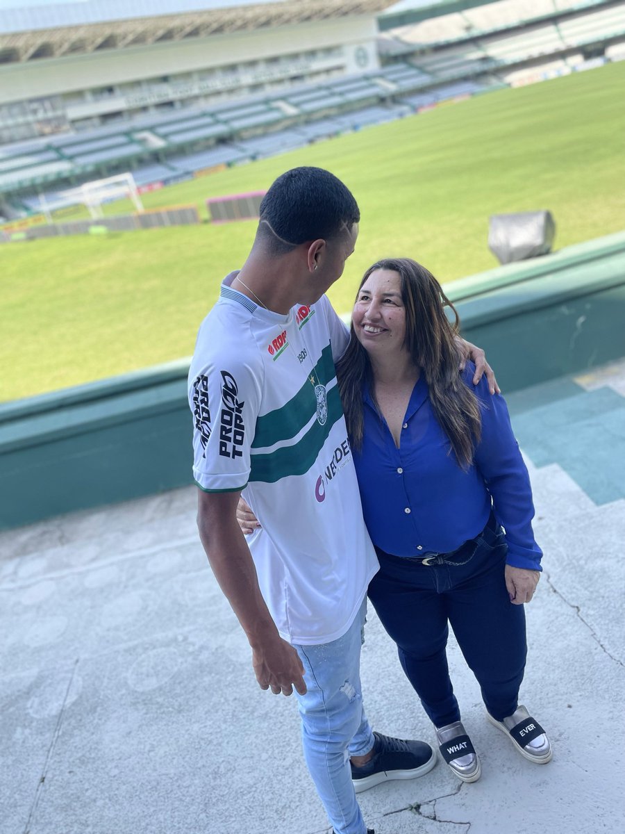 Ruanzin_11's tweet photo. 09/09/2021- Que momento! Assinei meu primeiro contrato profissional, obrigado a todos que sempre acreditaram em mim, especialmente a minha família e tbm ao @Coritiba pela oportunidade, espero dar muitas alegrias a torcida alviverde ! 😭🙌🏾💚 https://t.co/ECw9gRbJud