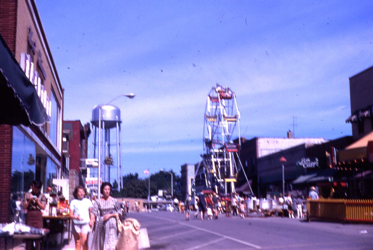WeGoHistory's tweet image. Our #ThrowbackThursday features the Fall 1964 Downtown Sidewalk Sale! 
#LocalHistory #museum #WestChicago