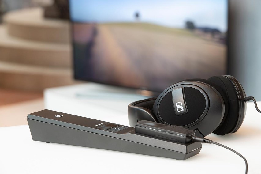 The Flex 5000 gives you the freedom to move around without being tethered by your headphone cable. Combined with the HD569, you will enjoy hours of superb tv audio!