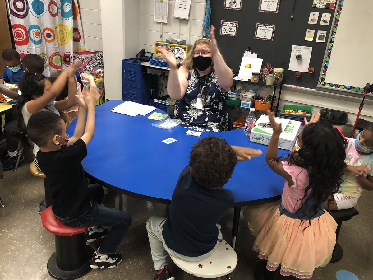 Katie_Wolff_'s tweet photo. Reading is FUN with @KlondikeMandy 👩🏻‍🏫 #klondikefam #janplan #JCPSGuidedReading 

Clear expectations ✅
Cognitive Engagement ✅
Learning with friends (names) ✅

#KCanToo @MettilleJesse https://t.co/28T51wmEgk