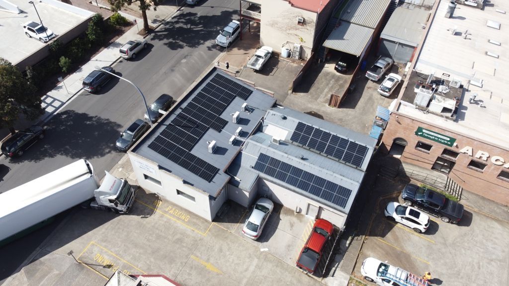 #Camden
18.5kW @ #CamdenDental in Oxley St. Maximising roof space using 42 #JinkoSolar 440W Tigers on #ClenergyHollywood Black racking and an #SMA Sunnytripower Inverter backed by our #PowerupPartners 10 year Warranty
#PVsolar
#CASEsolar
#Sunfarmer
#Camdenbought
#CamdenCBD