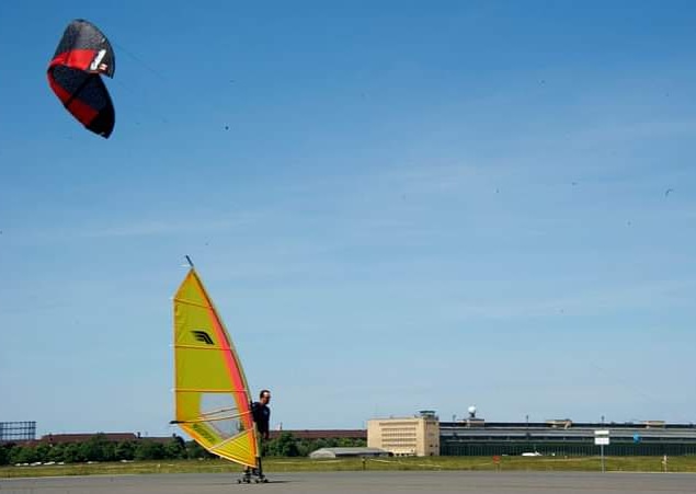 DidiDohle's tweet photo. #ThrowbackThF 2012 Foto by Odd Andersen #TempelhoferFeld #Landsurfing #Landkite #kiteboarding 
4,3 Wave, 110cm #Longboard #Carver #Orangatang 😉 
Die Insider wissen Bescheid! 
https://t.co/85qIjb9j5E https://t.co/UuXbdg48CO