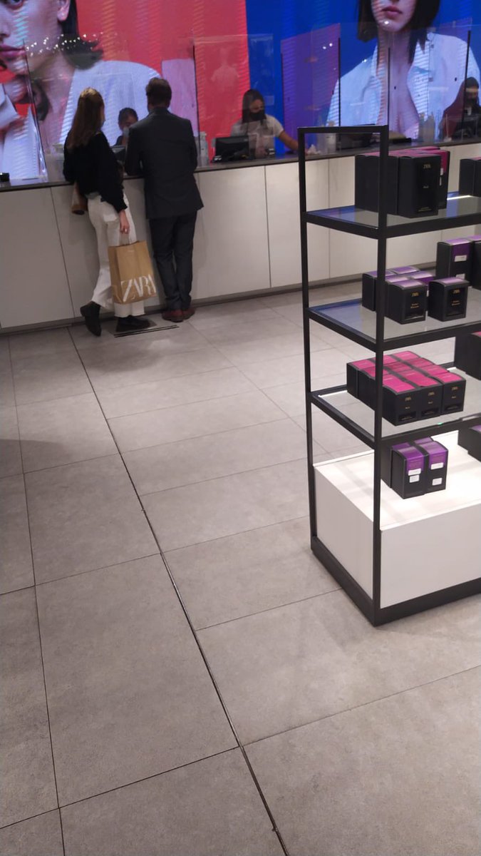 Que crack - Luis acompañando a la hija de compras en Zara